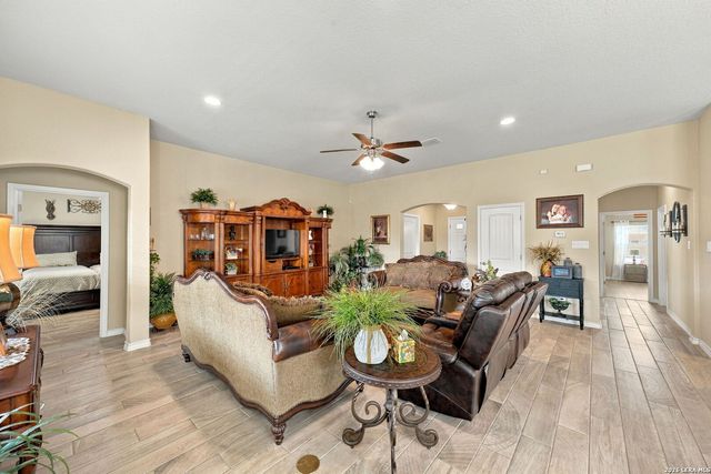 133 Grand View, Floresville, TX 78114