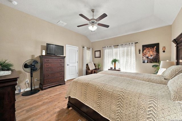 133 Grand View, Floresville, TX 78114
