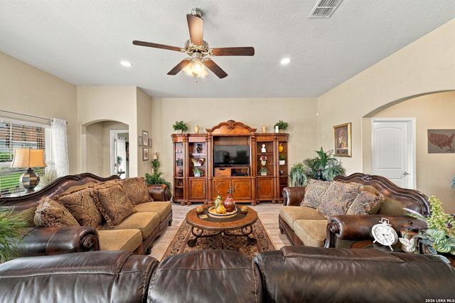 133 Grand View, Floresville, TX 78114