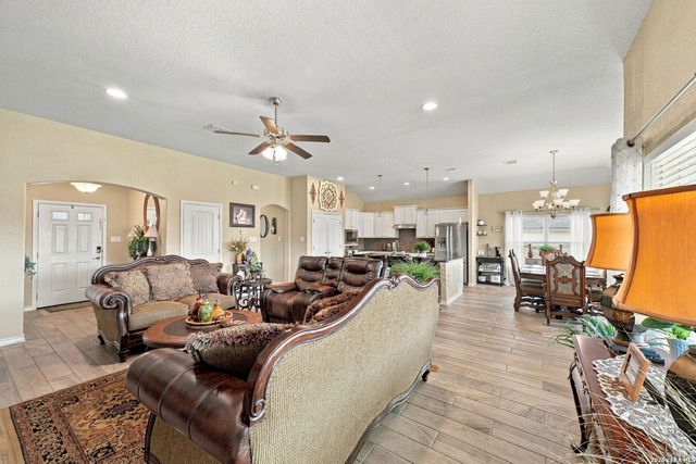 133 Grand View, Floresville, TX 78114