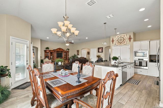 133 Grand View, Floresville, TX 78114