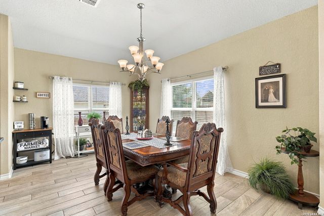 133 Grand View, Floresville, TX 78114