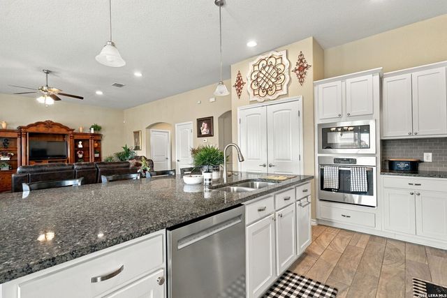 133 Grand View, Floresville, TX 78114