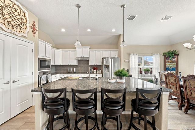 133 Grand View, Floresville, TX 78114