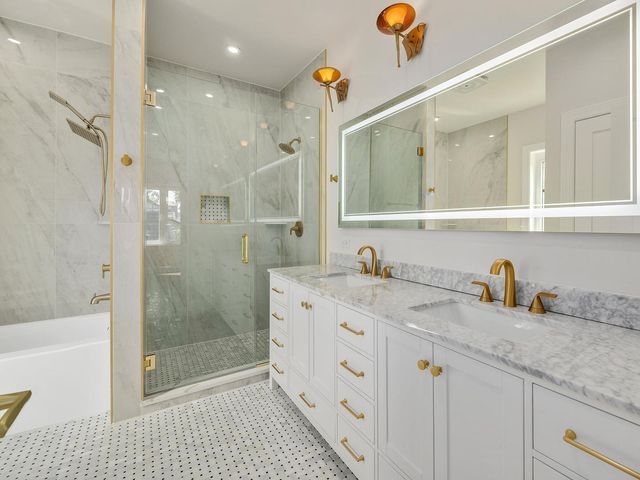 424 E Maple Avenue, La Grange, IL 60525