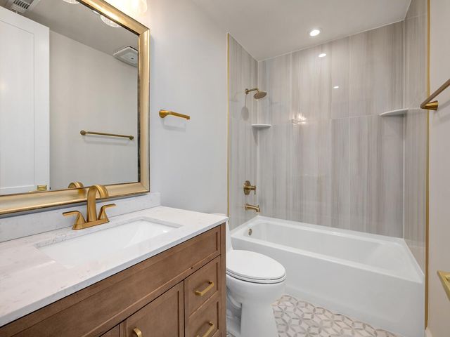 424 E Maple Avenue, La Grange, IL 60525