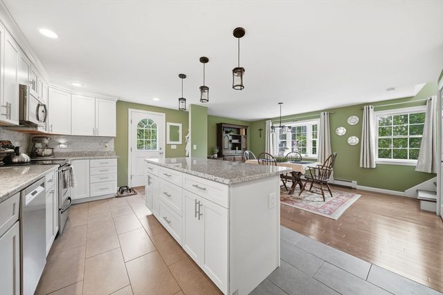 12 Woodbine Ter, Westford, MA 01886