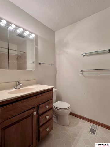 8520 Navajo Trail, Lincoln, NE 68520