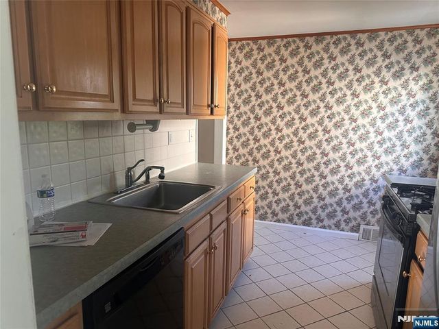 18 Hillcrest Drive, Wayne, NJ 07470