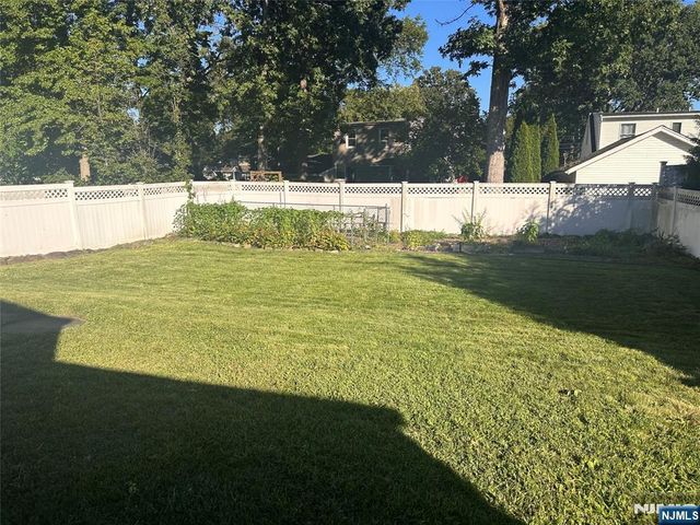 18 Hillcrest Drive, Wayne, NJ 07470