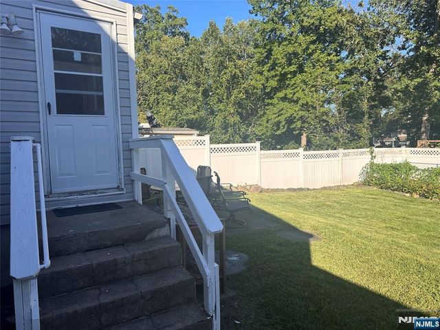 18 Hillcrest Drive, Wayne, NJ 07470