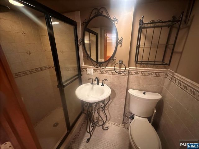 18 Hillcrest Drive, Wayne, NJ 07470