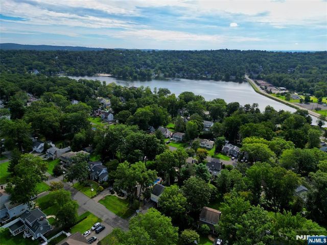 18 Hillcrest Drive, Wayne, NJ 07470