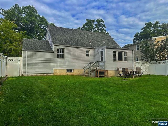 18 Hillcrest Drive, Wayne, NJ 07470
