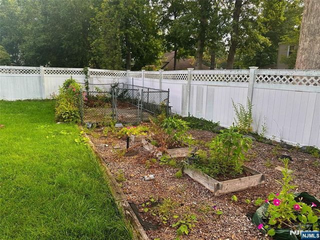 18 Hillcrest Drive, Wayne, NJ 07470