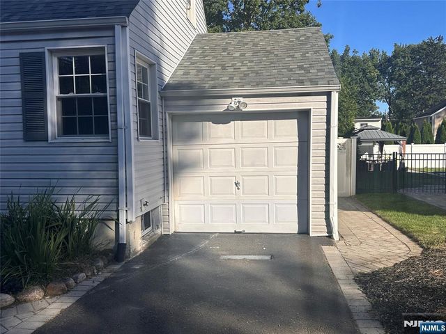 18 Hillcrest Drive, Wayne, NJ 07470