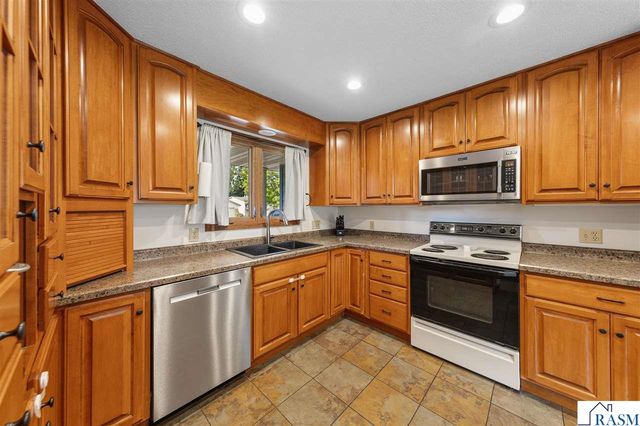 1552 Nottingham Drive, North Mankato, MN 56003