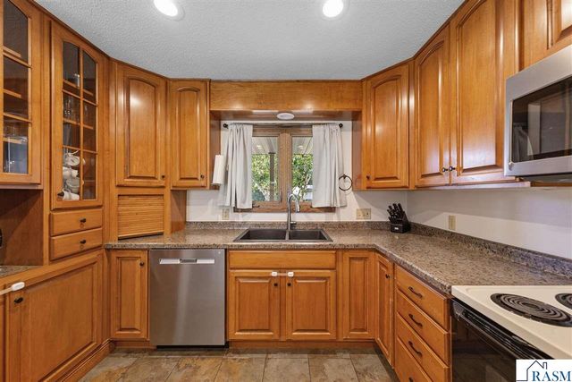 1552 Nottingham Drive, North Mankato, MN 56003