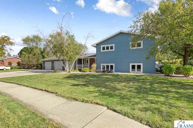 1552 Nottingham Drive, North Mankato, MN 56003