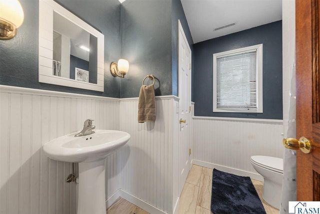 1552 Nottingham Drive, North Mankato, MN 56003