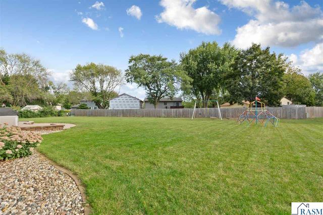 1552 Nottingham Drive, North Mankato, MN 56003
