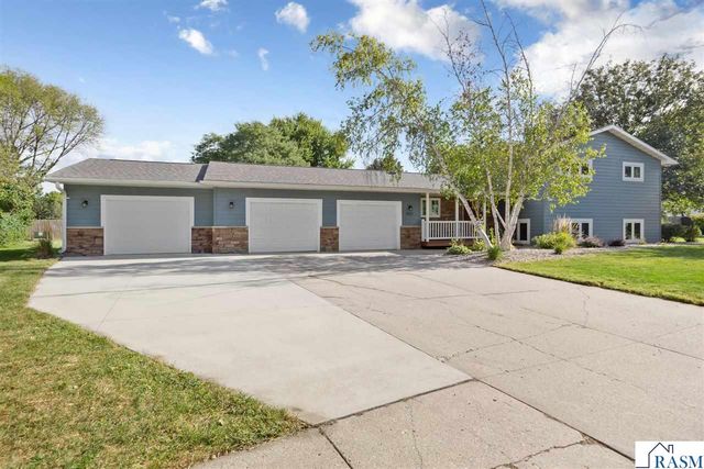 1552 Nottingham Drive, North Mankato, MN 56003