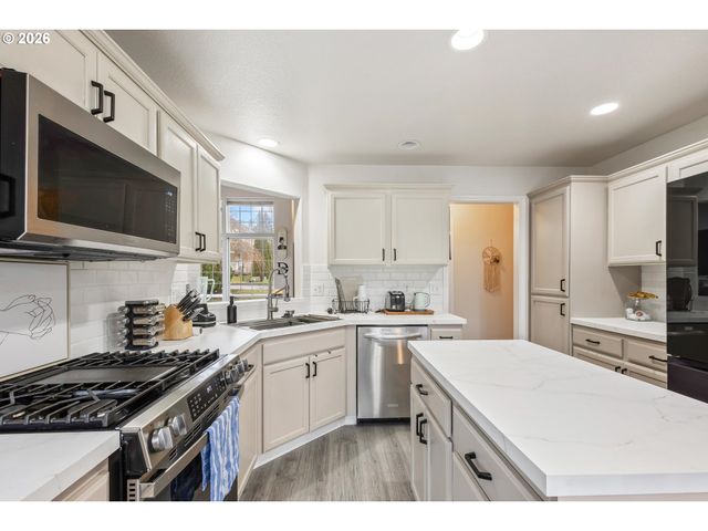 34826 EDNA BARR Ln, St Helens, OR 97051