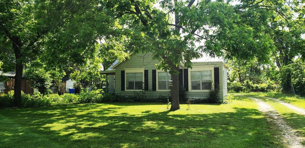 2105 North DR, Taylor, TX 76574