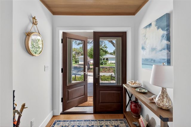 706 Hibiscus Lane, Vero Beach, FL 32963