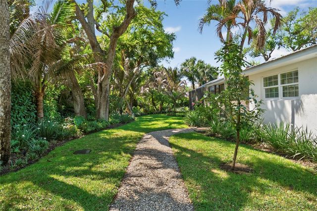 706 Hibiscus Lane, Vero Beach, FL 32963