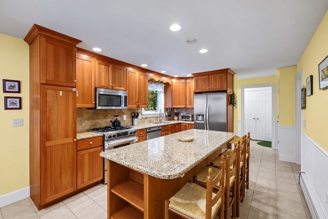 28 Arbor Dr, Shrewsbury, MA 01545