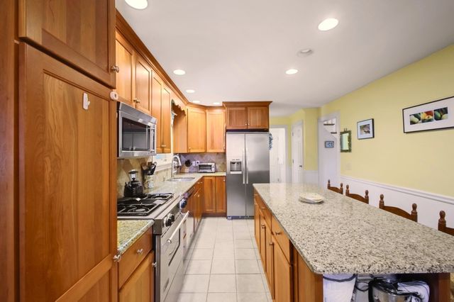 28 Arbor Dr, Shrewsbury, MA 01545
