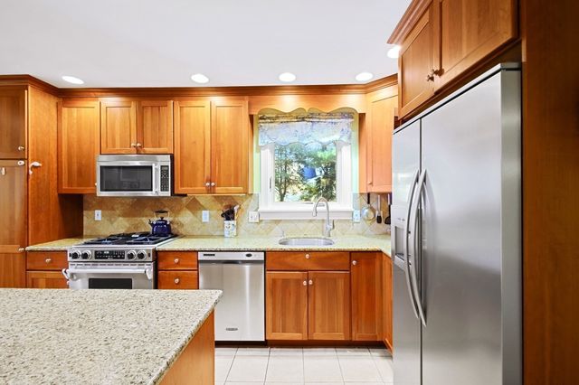 28 Arbor Dr, Shrewsbury, MA 01545