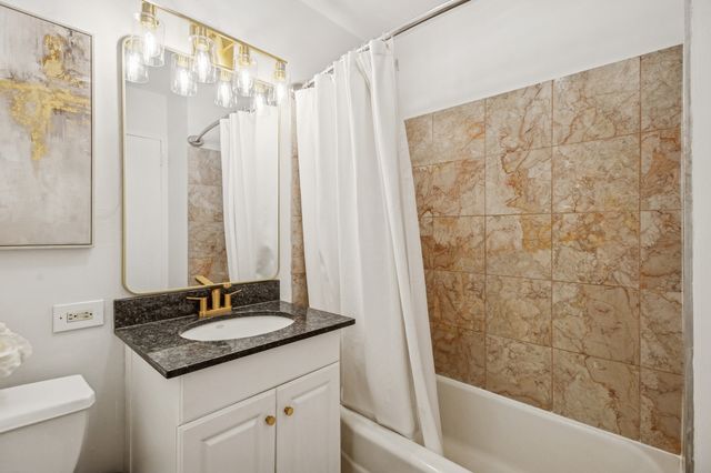 1455 N Sandburg Terrace 1105, Chicago, IL 60610