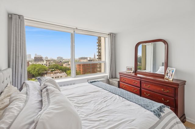 1455 N Sandburg Terrace 1105, Chicago, IL 60610