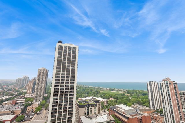 1455 N Sandburg Terrace 1105, Chicago, IL 60610