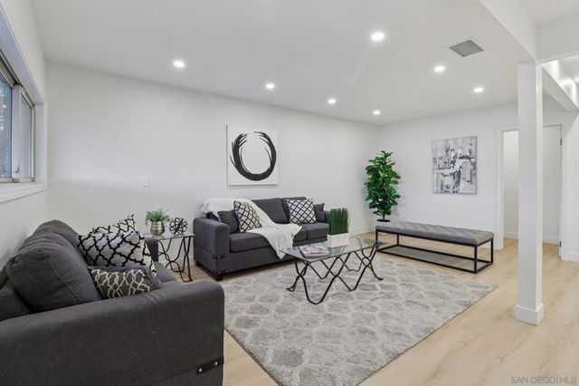 4930 Longford St, San Diego, CA 92117