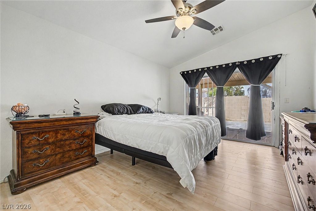 Image 15 of property listing at 998 Trackers Glen Avenue, Henderson, NV 89015