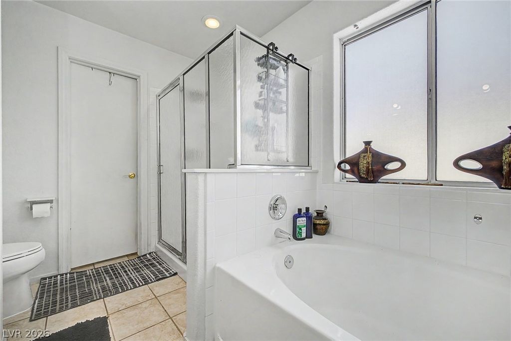 Image 19 of property listing at 998 Trackers Glen Avenue, Henderson, NV 89015