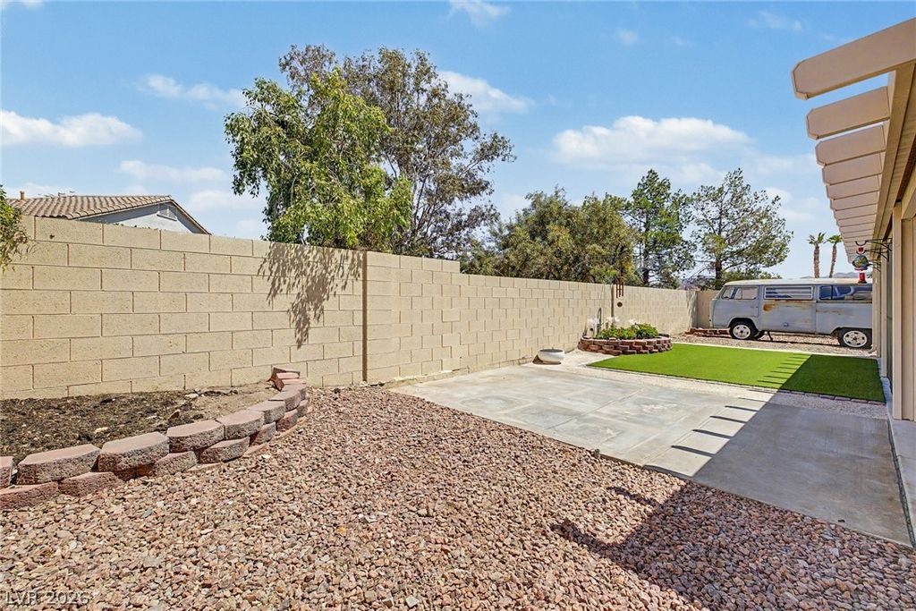 Image 32 of property listing at 998 Trackers Glen Avenue, Henderson, NV 89015