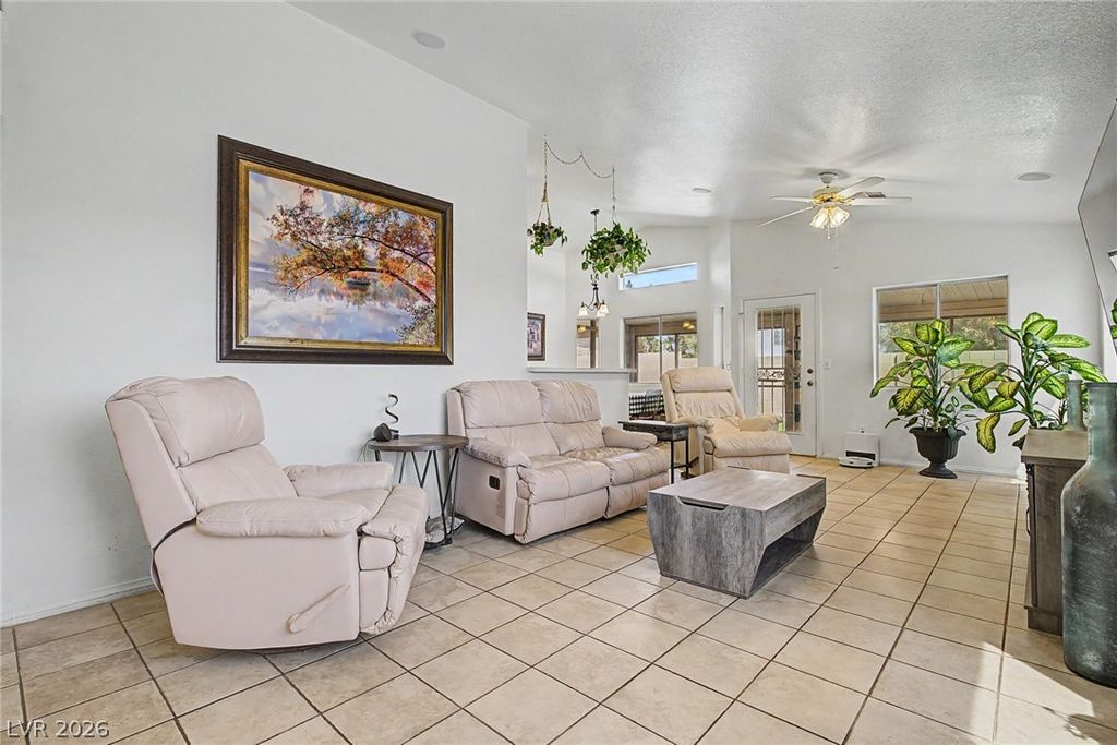 Image 5 of property listing at 998 Trackers Glen Avenue, Henderson, NV 89015