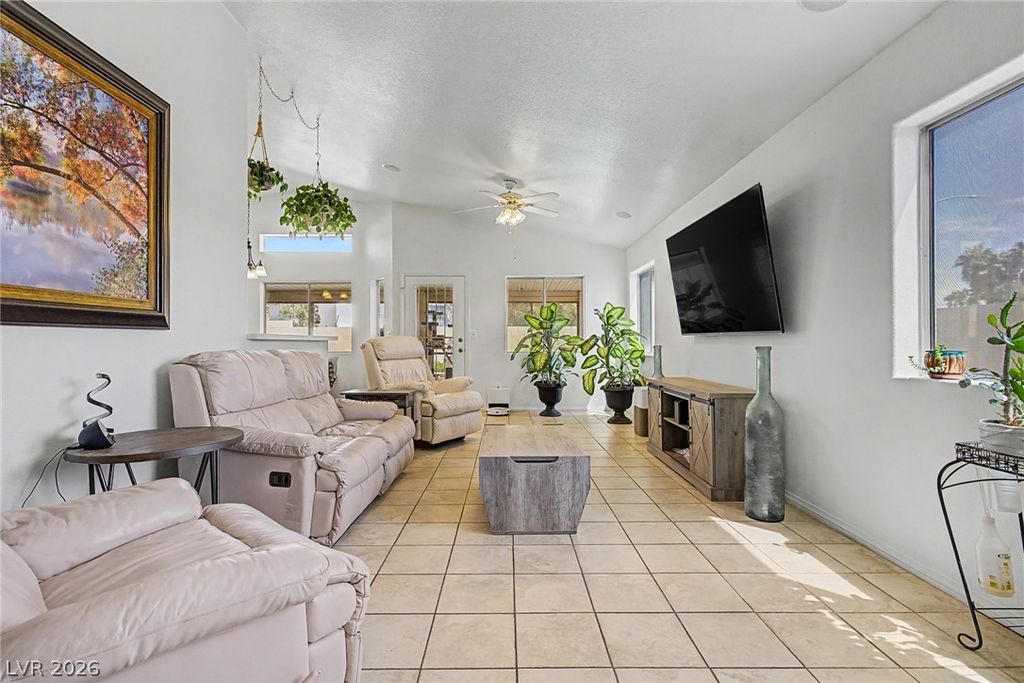 Image 8 of property listing at 998 Trackers Glen Avenue, Henderson, NV 89015
