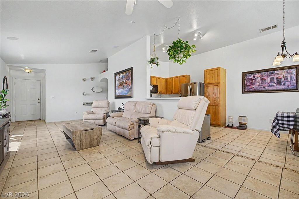 Image 9 of property listing at 998 Trackers Glen Avenue, Henderson, NV 89015