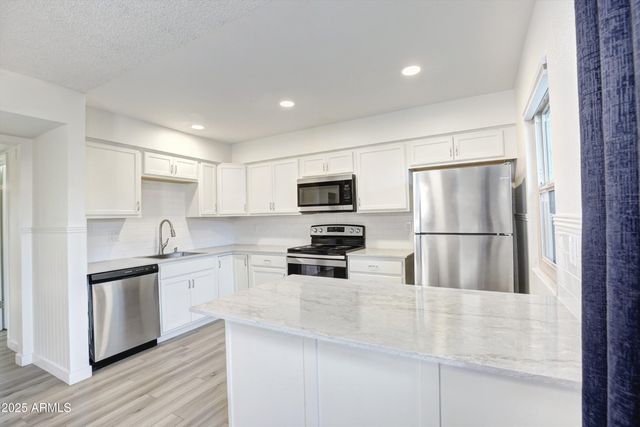 2155 W FARMDALE Avenue 11, Mesa, AZ 85202