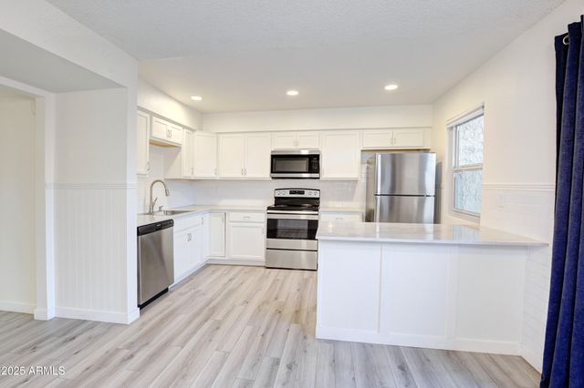 2155 W FARMDALE Avenue 11, Mesa, AZ 85202