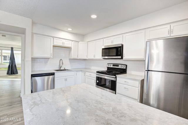 2155 W FARMDALE Avenue 11, Mesa, AZ 85202