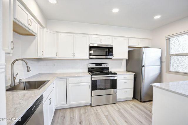 2155 W FARMDALE Avenue 11, Mesa, AZ 85202