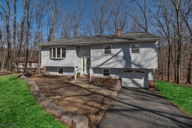 14 Forsgate Dr, Ringwood Boro, NJ 07456