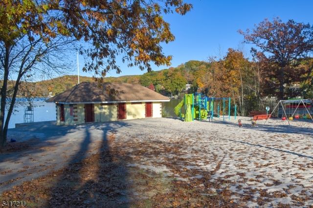 14 Forsgate Dr, Ringwood Boro, NJ 07456