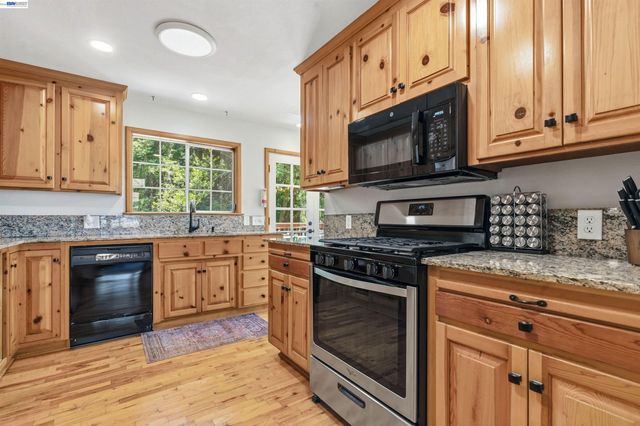 220 Miracle Ln, Santa Cruz, CA 95060